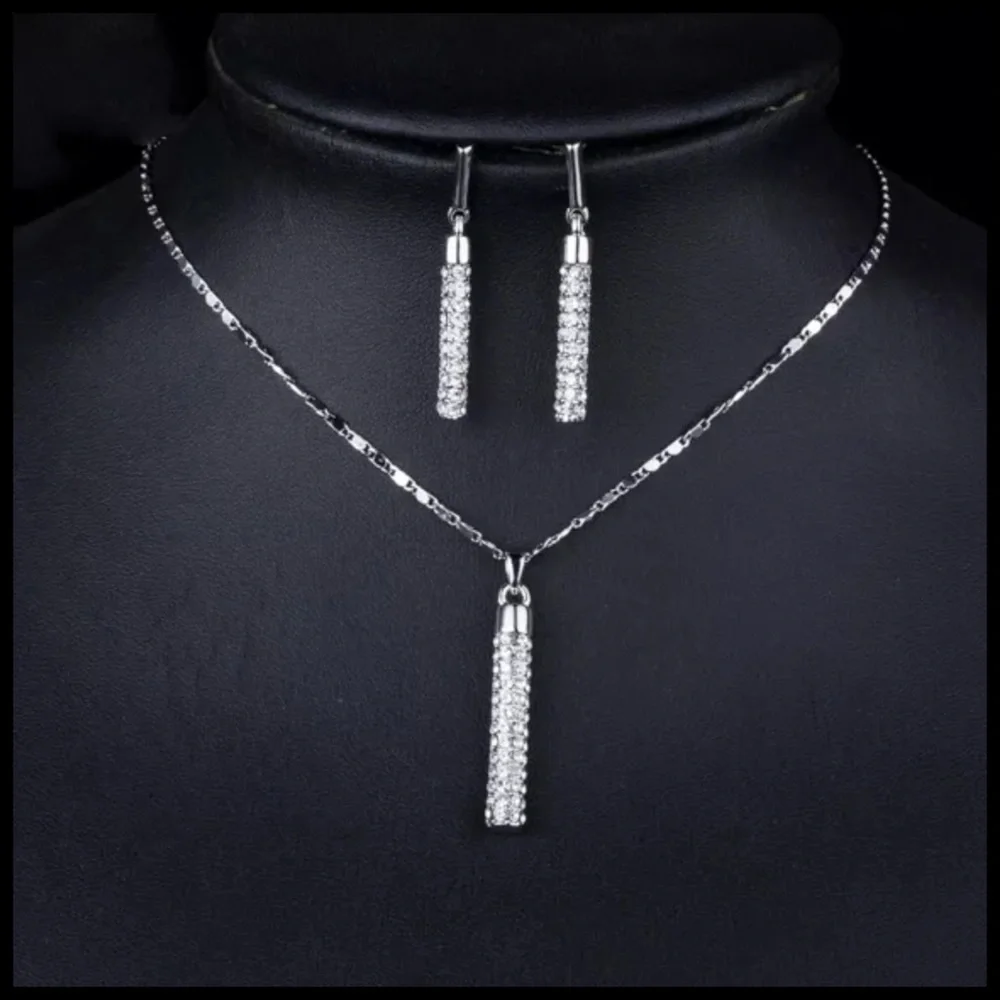 🌷 Swarovski Crystal Gold Bar Necklace Set - Picture 3 of 3